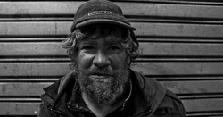Hajléktalan osztogatott pénzt Budapesten
