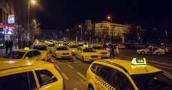 Újra lezárnak a Taxisok egy sávot a Deák téren az Uber miatt