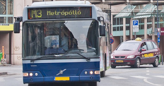 A metrópótlás azért fog gigadugót okozni Budapesten, mert az autóknak kell a hely