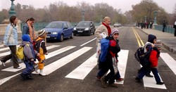 Rendőrök, polgárőrök segítik a közlekedést az iskolák környékén