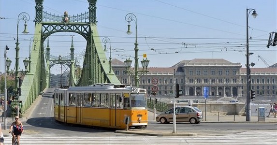 Újra járnak a villamosok a Szabadság hídon, vége a felújításnak