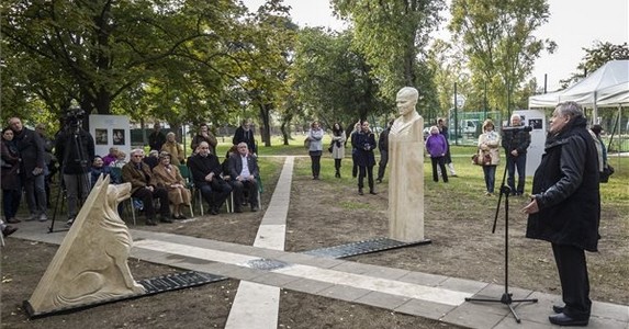 Felavatták Madaras József szobrát a MÁV-Aszódi telepen