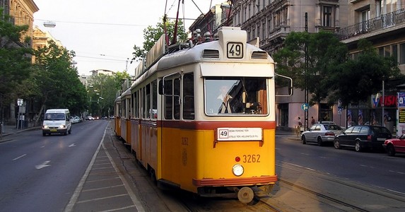 Újra eredeti útvonalon járnak a budai villamosok - hétfőtől