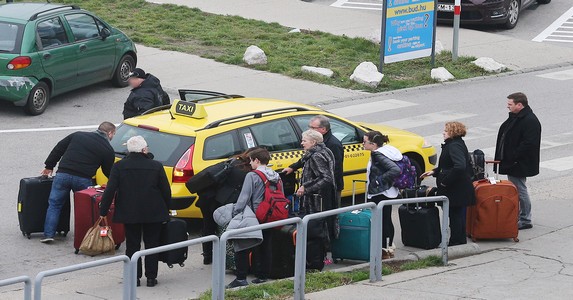 Rendelettel a taxishiénák ellen