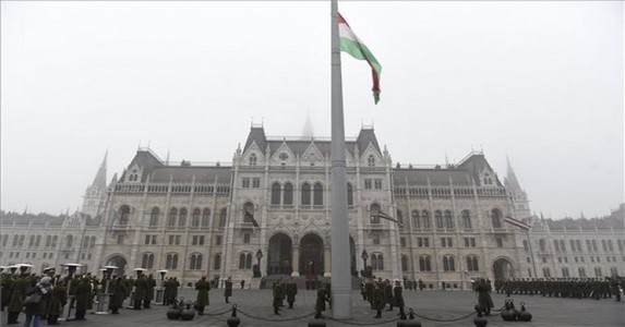 Félárbócra eresztették a nemzeti lobogót a Kossuth téren 