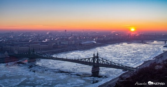 Ismét teljes hajózási zárlatot rendeltek el a Dunán