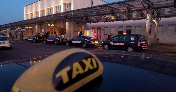 Óriási károkat okoznak a turizmusnak a taxis hiénák