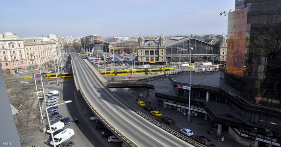 A metrófelújítás előszele: megkavarják a közlekedést a Nyugatinál 