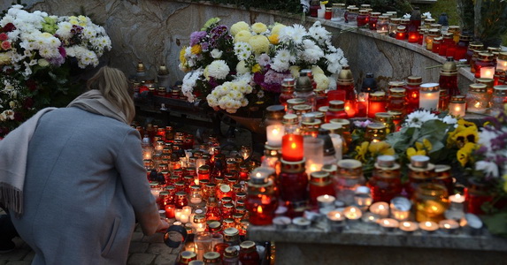 Rendkívüli járatokat indít a budapesti temetőkhöz a BKK