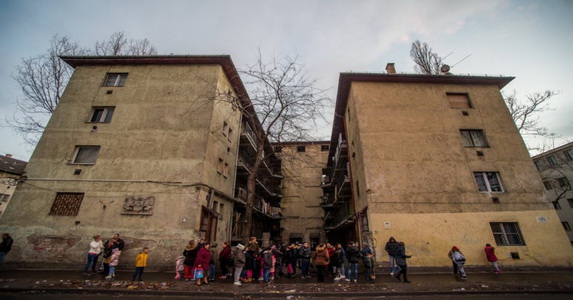 Tízmillióból építenek most kerítést köré, jövőre pedig elbontják a Hős utcai gettót