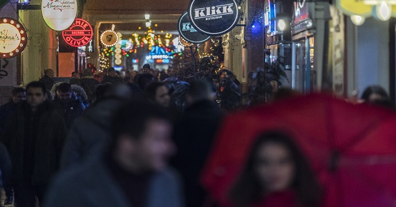 Híre ment az angol turisták körében, hogy Budapesten mindent lehet