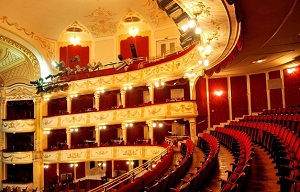 Klasszikus és új művekkel várja a közönséget a jövő évadban a Vígszínház