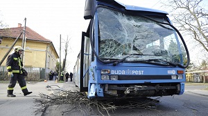 Ámokfutás Budapesten, brutálisan törik a BKV járműveit